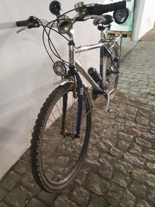 Bicicleta citadina em bom estado e tudo a funcionar