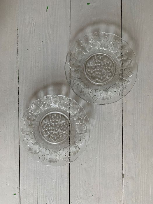 Talerze bratki jaskry szkło Huta Ząbkowice PRL