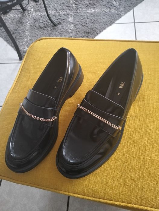 Czarne damskie mokasyny ze złotym łańcuszkiem