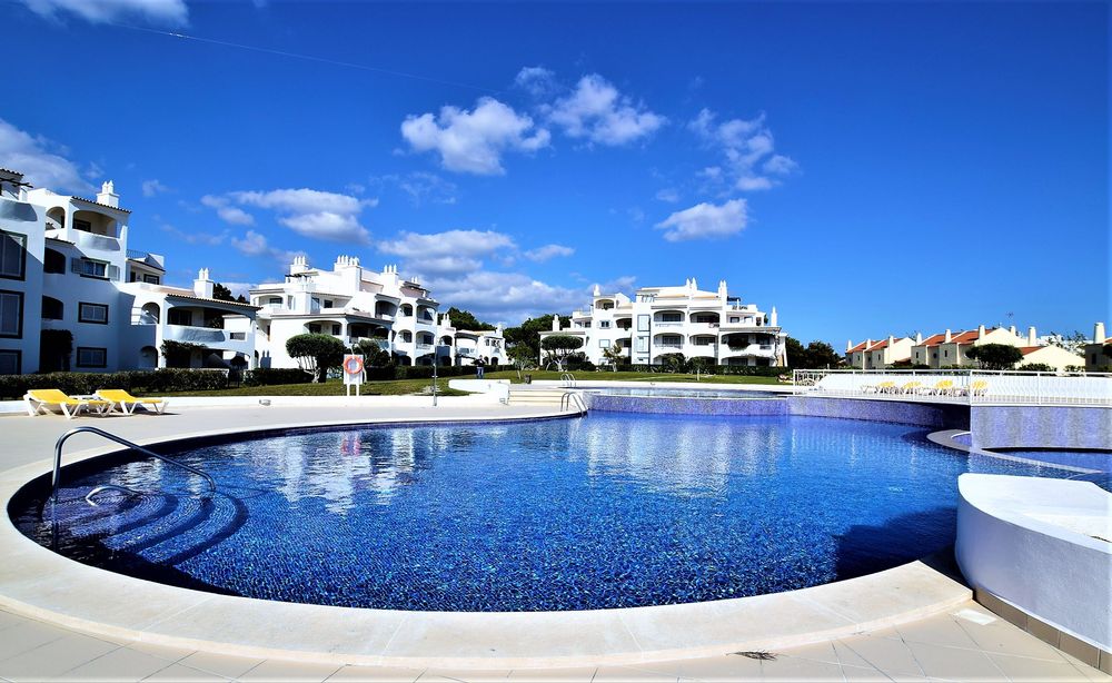 Alugo T1 em Vilamoura com piscina até ao final de Junho