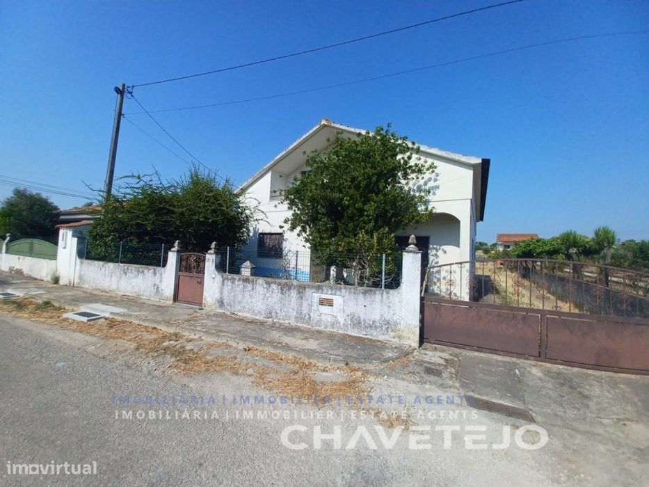 Moradia T3 com terreno vedado, situado em aldeia tranquila a 10 kms...