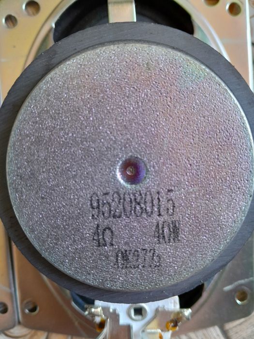 Продам два динамика 40вт 4 ома от автомобиля шевролет.очень хоршие.