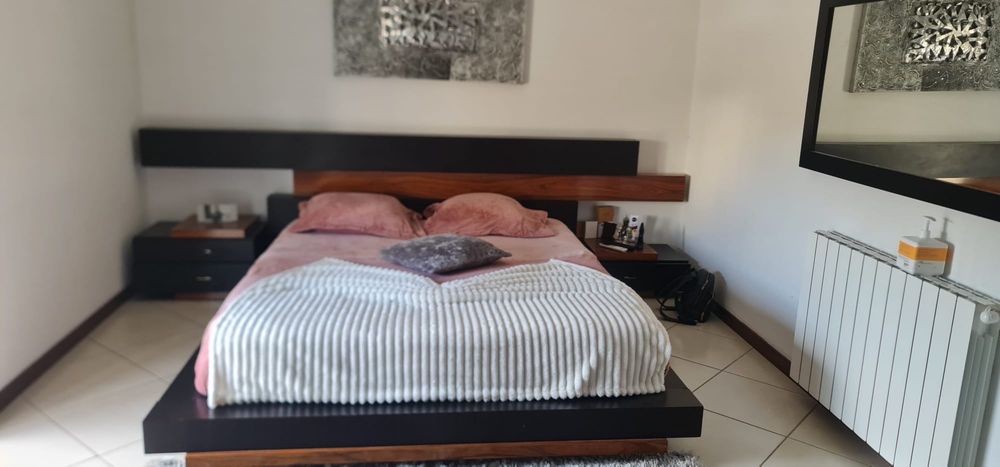 Cama de casal  em madeira