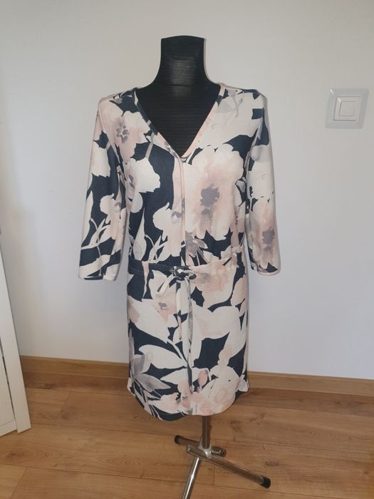 Sukienka elegancka w kwiaty magnolie M