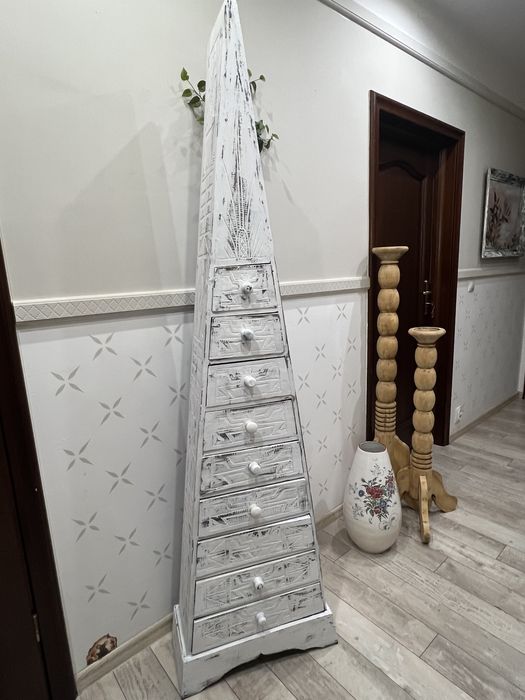 Ciekawa drewniana szafka