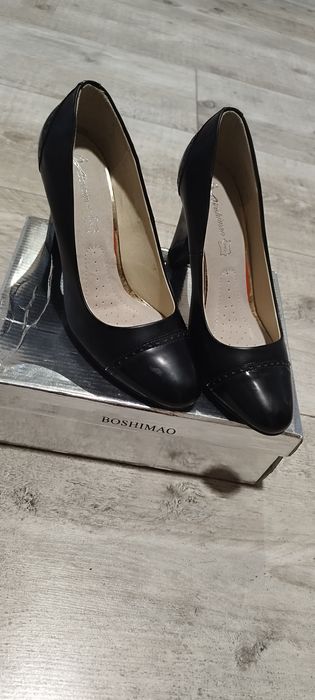 Nowe damskie buty na obcasie rozmiar 40