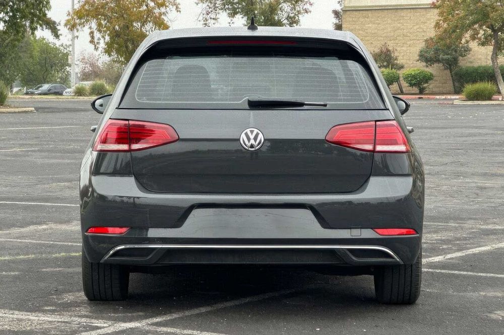 Volkswagen e-Golf      2019