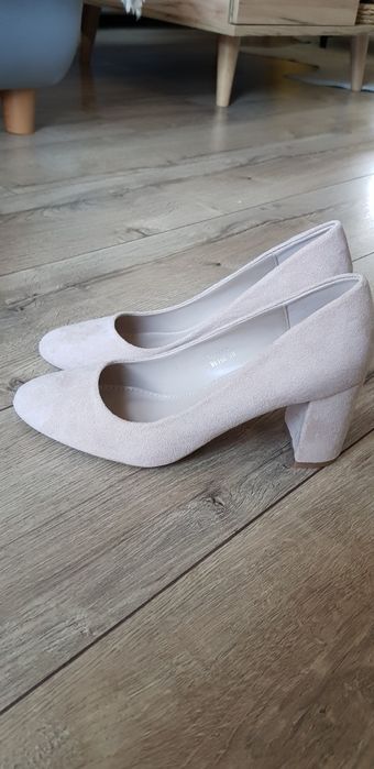 Nowe eleganckie na klocku