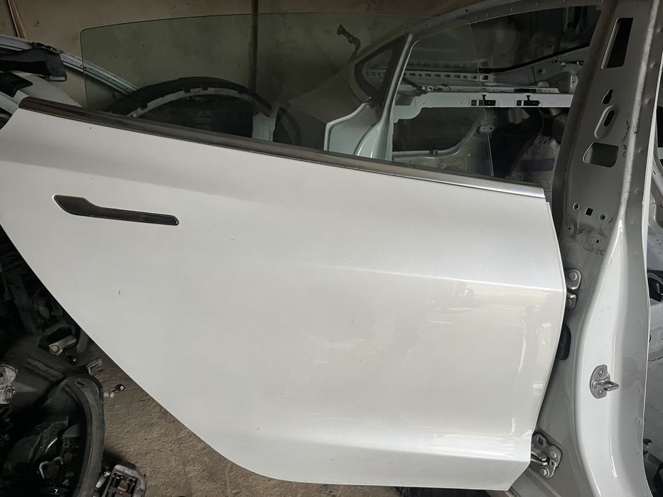 Двері тесла модел 3