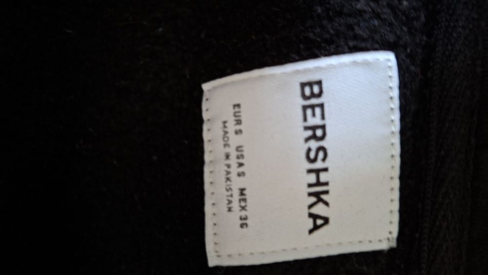 Czarna bluza BERSHKA