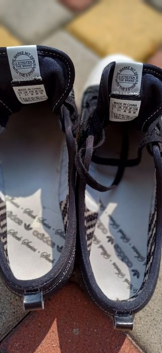 Кеди з текстилю Adidas.