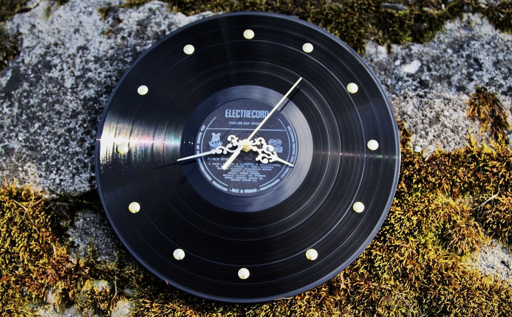 Zegar ścienny płyta winylowa ze złotymi wskazówkami, prawdziwy winyl