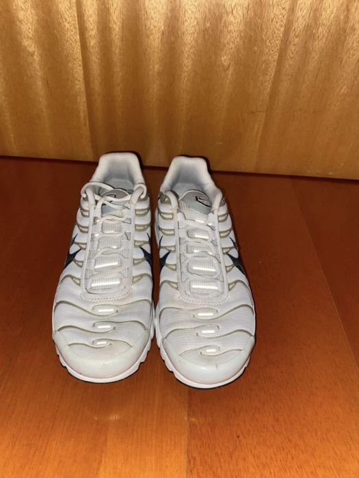 sapatilhas nike TN originais brancas com detalhes cinzentos