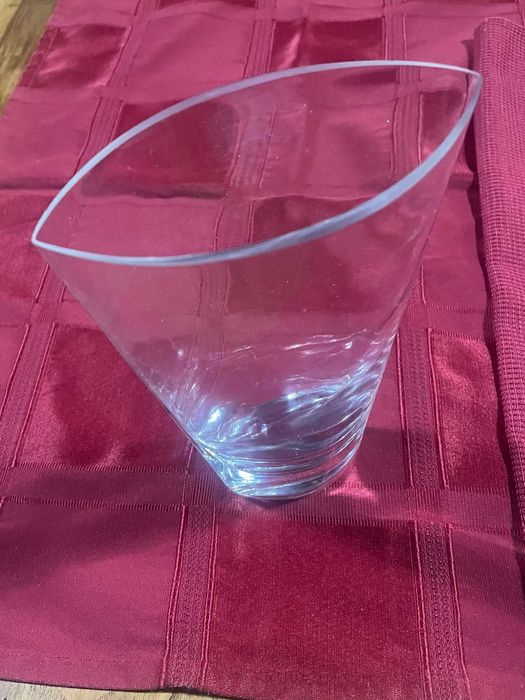 Jarra em vidro transparente contemporâneo