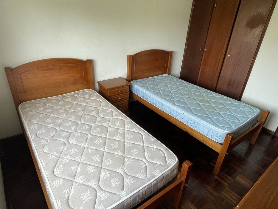 Conjunto de quarto duplo completo em madeira de pinho