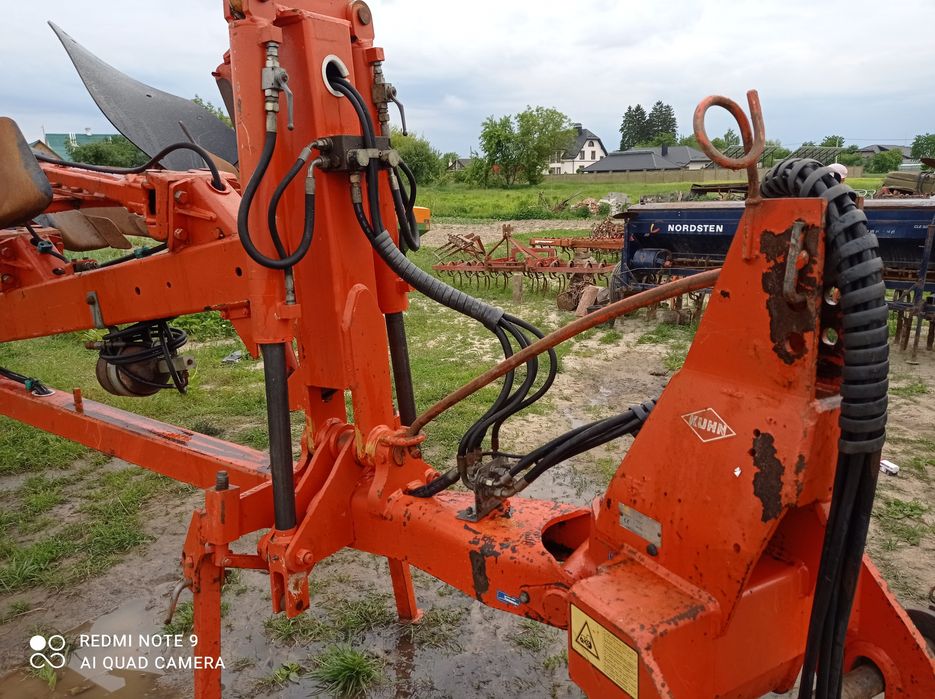 Продам плуг KUHN семи корпусний