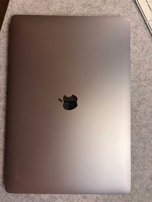 MacBook Pro 16” (2019) | Intel Core i7 6-Core | 32GB RAM | 500GB SSD | Inclui Magic Mouse