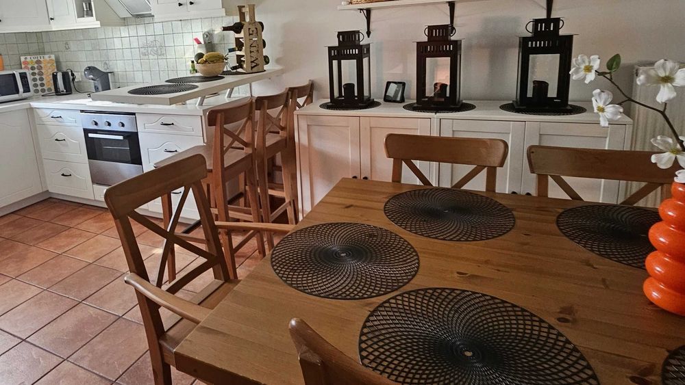 stół IKEA z litego drewna + krzesła i stołki barowe