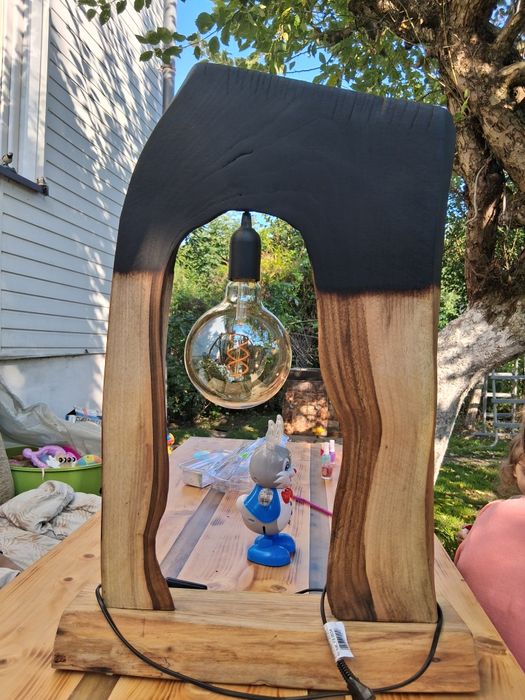 Lampa stojąca z orzecha wloskiego