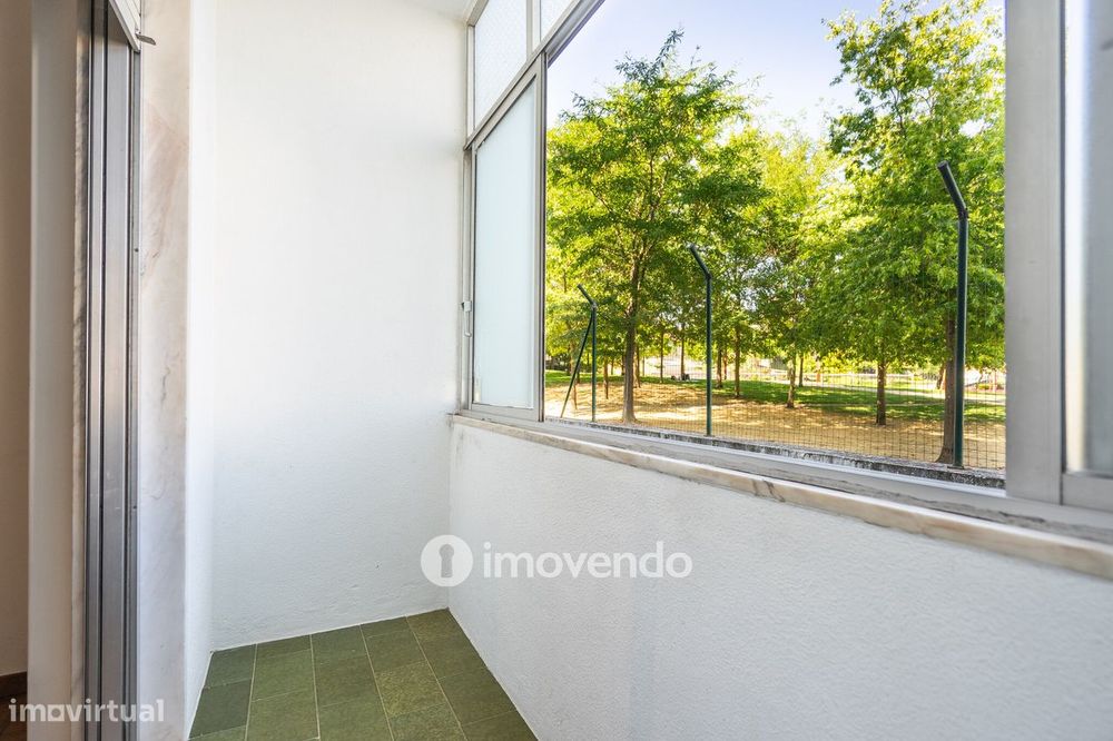 Apartamento T2, com boa luz natural, em Odivelas