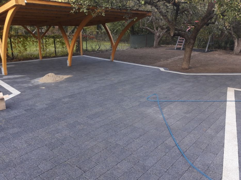 Układanie kostki brukowej, brukarstwo, utwardzanie, zagęszczanie