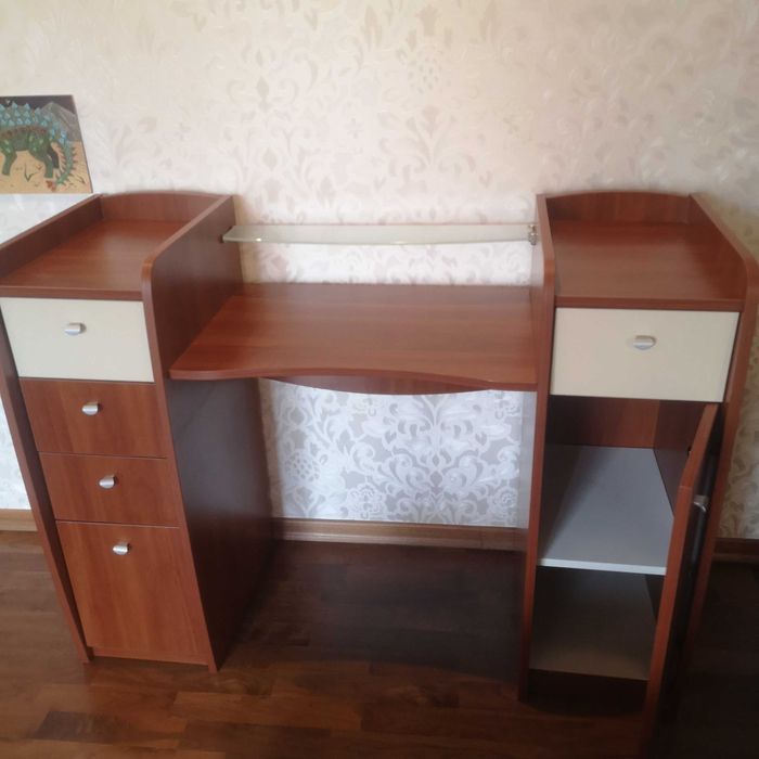 Косметичний дерев'яний стіл з шухлядами і скляною поличкою