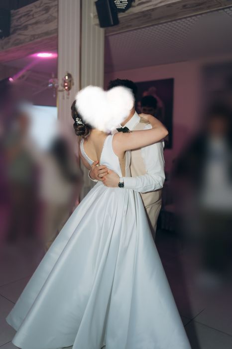 Атласна весільна сукня