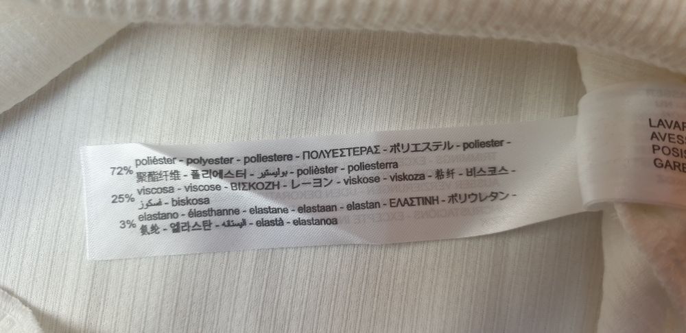 Biała obcisła elastyczna bluzka z kołnierzem w perły