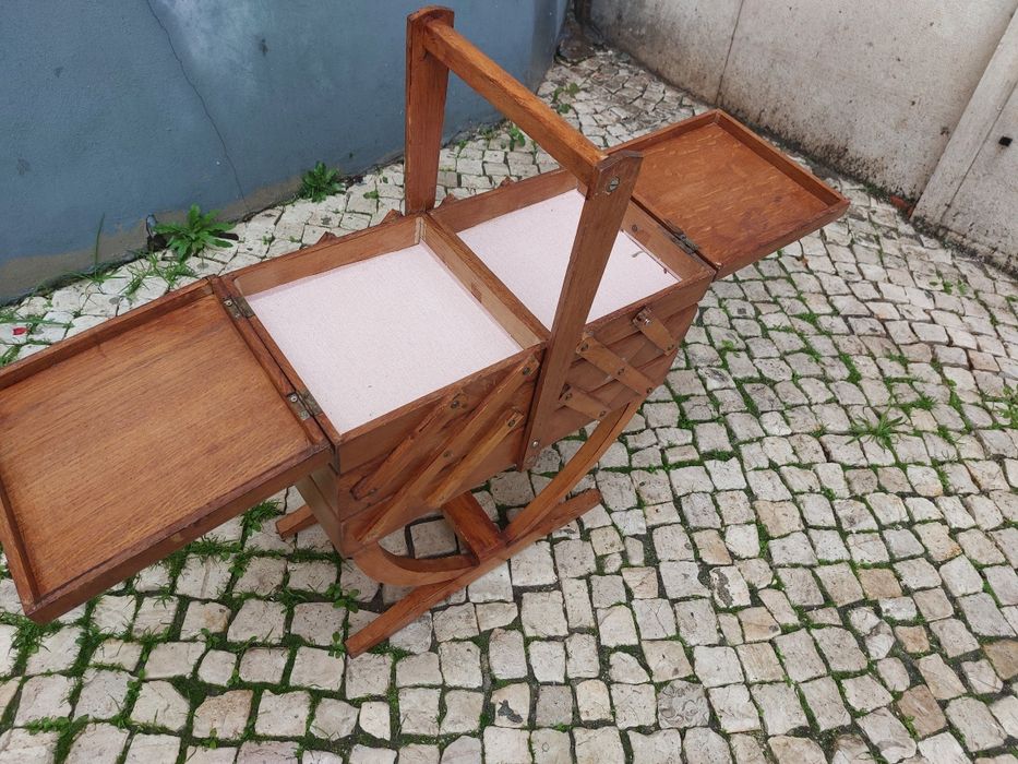 Grande caixa de costura de madeira articulada 

Também conhecida como