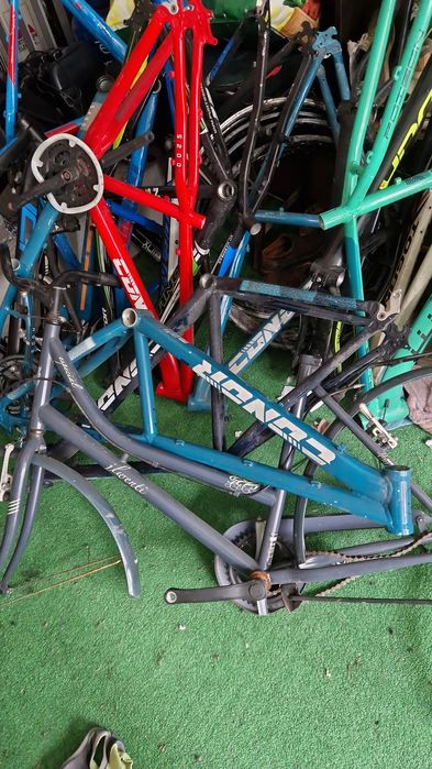 Quadros de bicicleta normal e eletrica