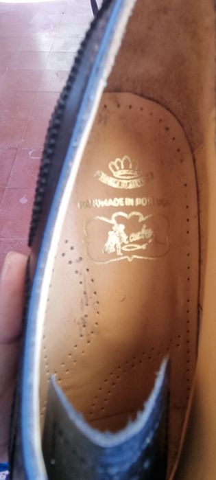 Sapatos de homem em pele