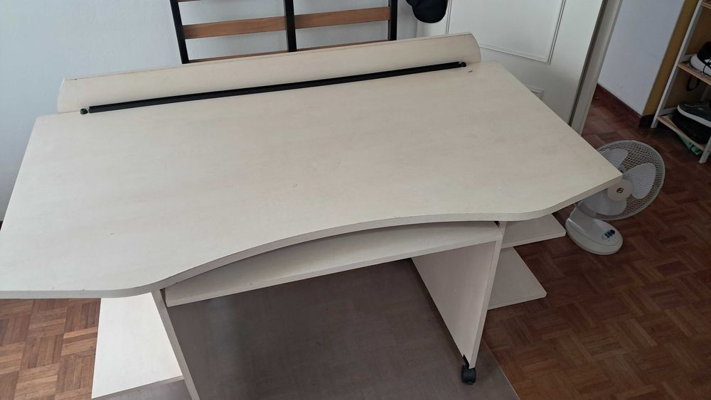 Secretária grande e em ótimo estado