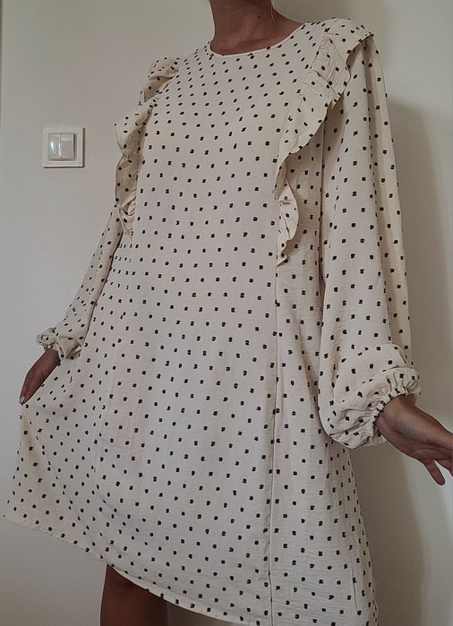 Piękna kremowa sukienka w groszki oversize falbany boho JDY