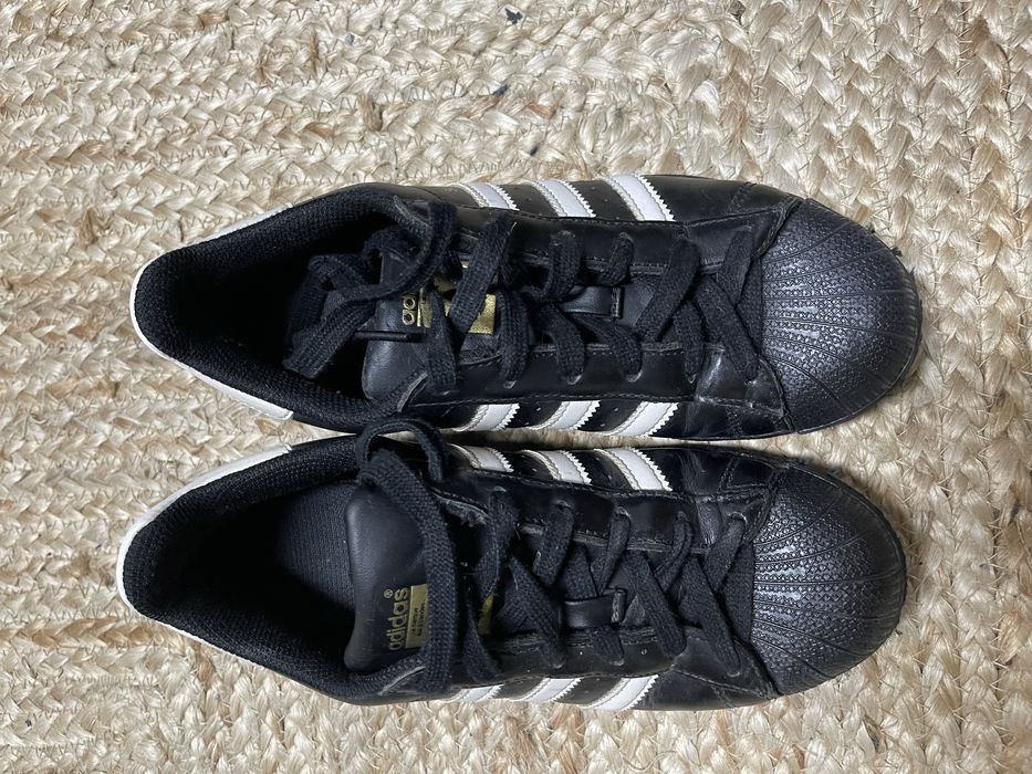 Ténis Adidas Super Star em 2 mão