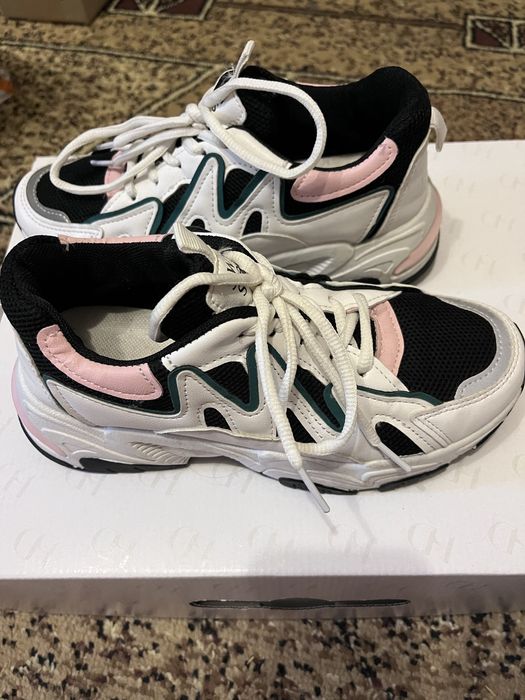 Кросівки жіночі