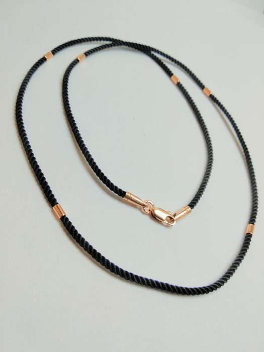 Шовковий шнурок с золотими вставками 585 проби