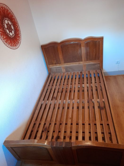 Cama anos 60 com estrado madeira + mesinhas de cabeceira