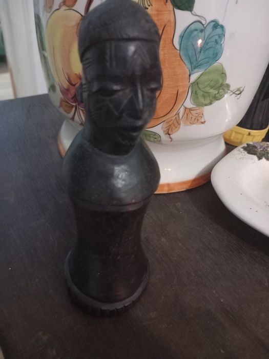 Duas peças africanas esculpidas à  mão  , originárias de Moçambique