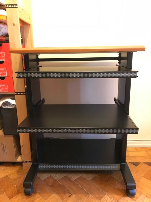 Mesa alta de escritório com rodízios
