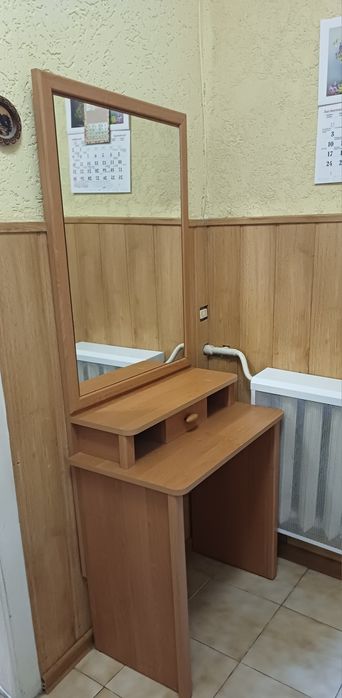 Туалетний столик дзеркало