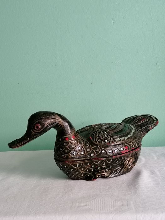 Caixa  madeira esculpida com incustracoes