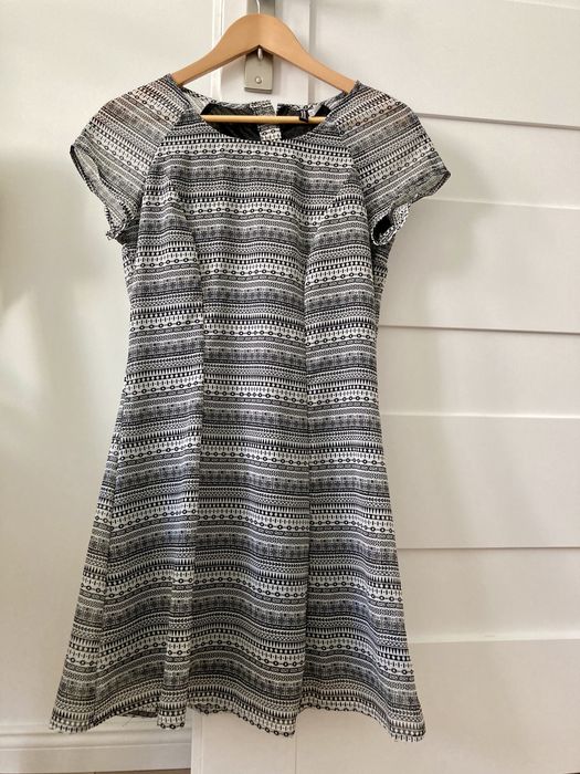 Elegancka sukienka w „aztecki” wzór