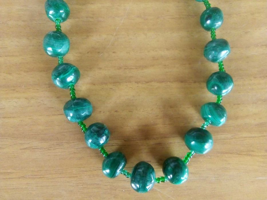 Colares de pedra malaquita verde
