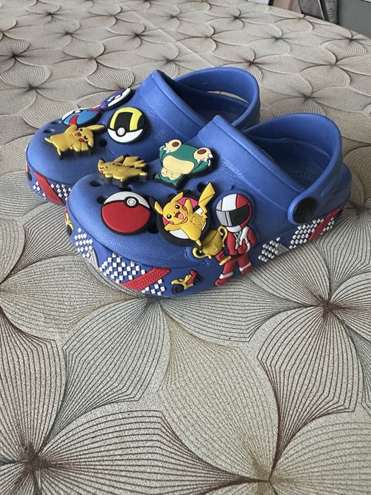 Crocsy z przypinkami