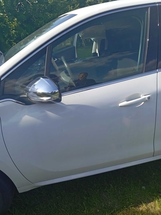 Drzwi, bok lewy , próg peugeot 208