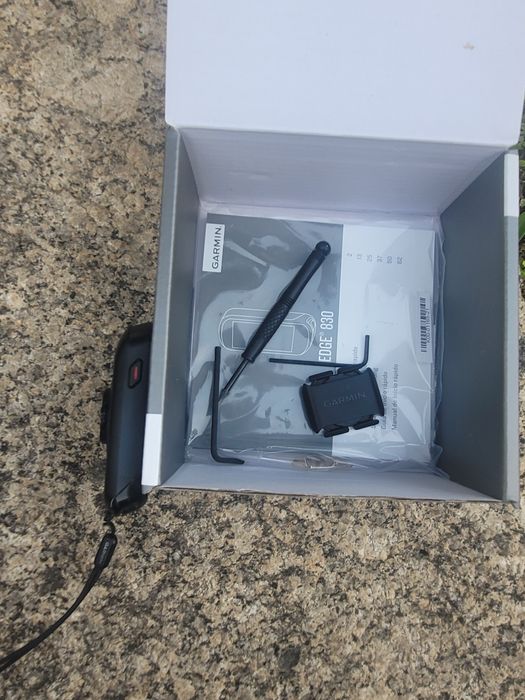 Garmin Edge 830 – GPS ciclismo com caixa e acessórios