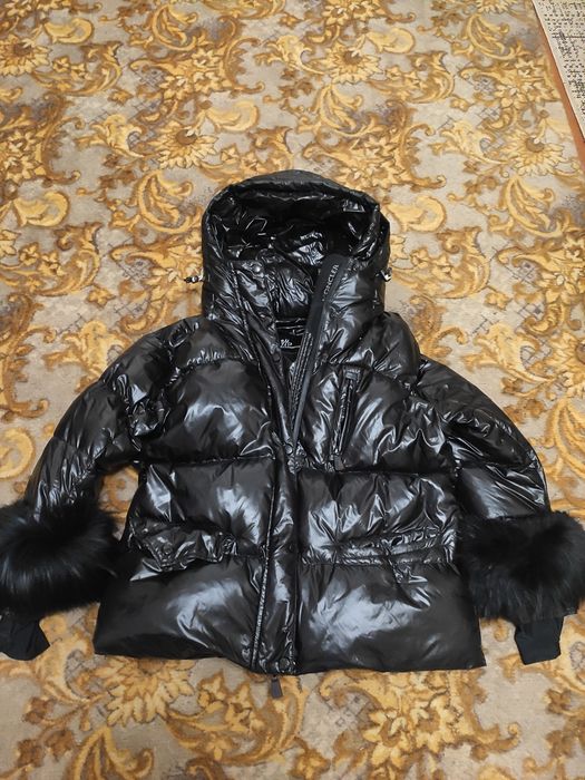 Продам лакований пуховик Moncler