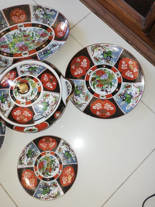 Lote de loiça em porcelana pintado à mão424396095415265281