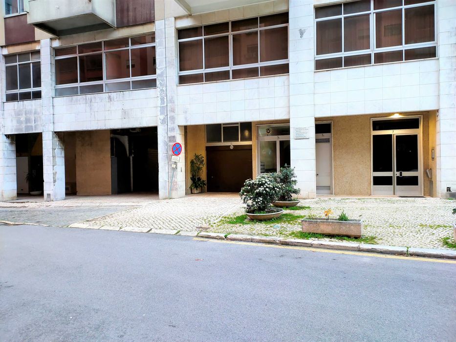 Lugar de Garangem junto ao Metro Lumiar