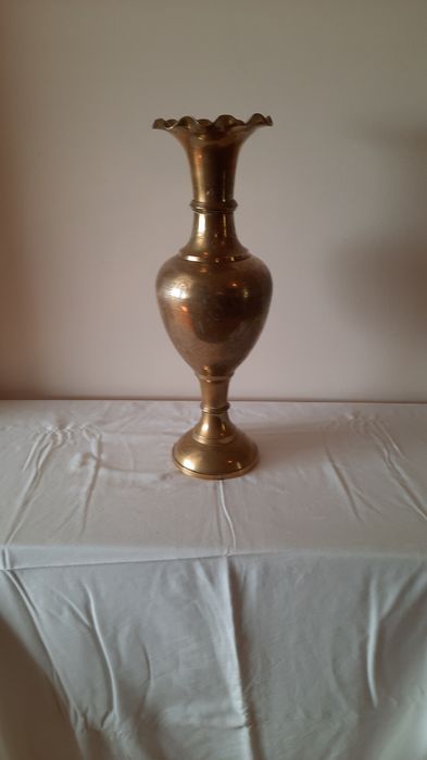 Jarra de latão trabalhado